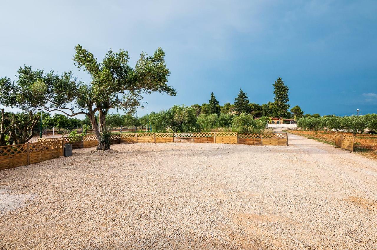 Hotel Camp San Antonio Biograd Na Moru Esterno foto