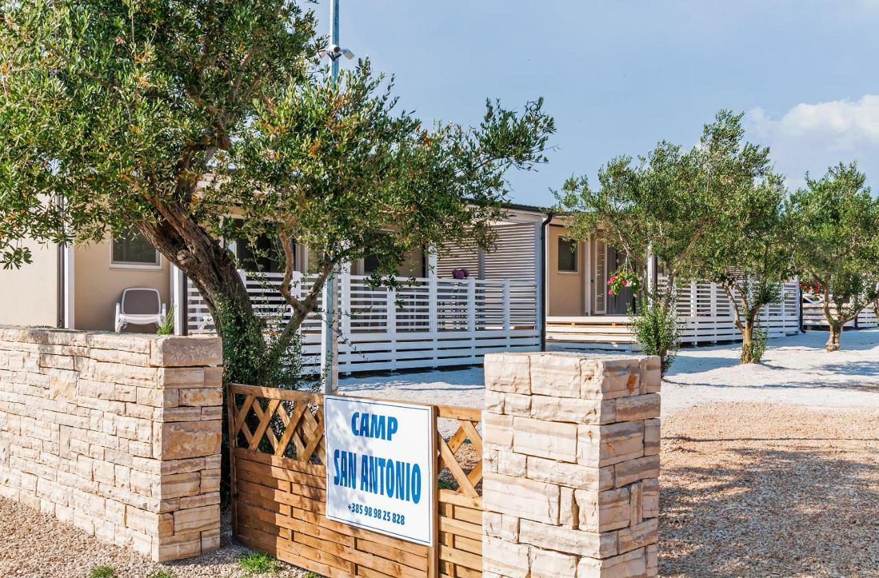 Hotel Camp San Antonio Biograd Na Moru Esterno foto